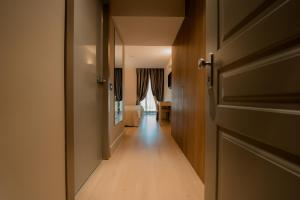 a hallway with a door leading to a room at Hotel Mirasole International in Gaeta