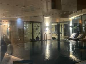 ヘルツリーヤBにあるמרינה טוורס Marina towersの建物内のプール付きのロビー