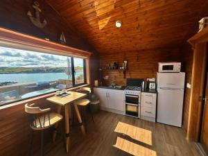 Kuchyň nebo kuchyňský kout v ubytování Cosy Portmor Log Cabin- Sea views, Deck & Relaxation