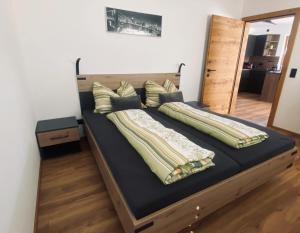 Rúm í herbergi á Ferienwohnung Alpenglück