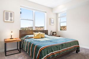 une chambre avec un lit et deux fenêtres dans l'établissement PonDerosa Place condo, à Saint George