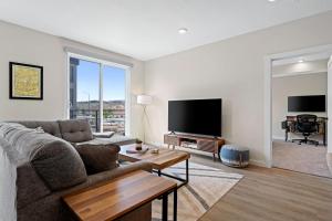un salon avec un canapé et une télévision à écran plat dans l'établissement PonDerosa Place condo, à Saint George