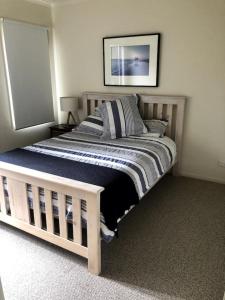 Postel nebo postele na pokoji v ubytování 2 Bed Coastal Getaway - Walking distance to beach