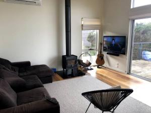 TV a/nebo společenská místnost v ubytování 2 Bed Coastal Getaway - Walking distance to beach + 5 fotografií