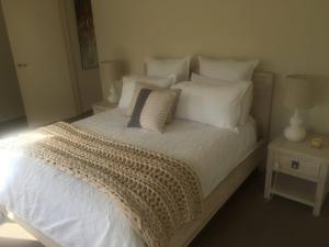 Postel nebo postele na pokoji v ubytování 2 Bed Coastal Getaway - Walking distance to beach