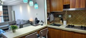 Una cocina o cocineta en Chaoyang Joy City Hardcover Apartment