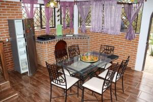 Un comedor con mesa y sillas y chimenea. en Finca de los Leones - Cabaña Primavera, en Pachuca de Soto