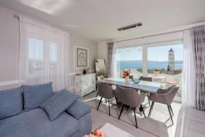 ein Wohnzimmer mit einem blauen Sofa und einem Tisch in der Unterkunft Filip in Crikvenica + 27 Fotos