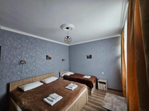 Ένα ή περισσότερα κρεβάτια σε δωμάτιο στο DISCOVER KAZBEGi HOTEL