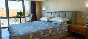 Una cama o camas en una habitación de Chaoyang Joy City Hardcover Apartment