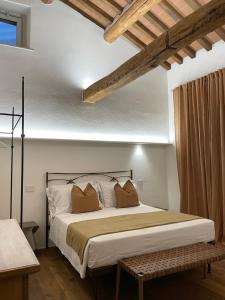 Un dormitorio con una cama grande con dos almohadas. en MontepulcianoLettings, en Montepulciano