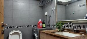Un baño de Chaoyang Joy City Hardcover Apartment