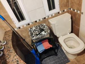 an overhead view of a bathroom with a toilet at Apto independiente al fondo de casa familiar in Montevideo