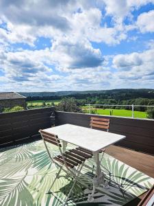 Vue sur les collines tesisinde bir balkon veya teras