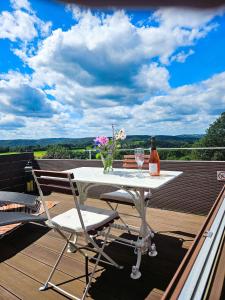 Vue sur les collines tesisinde bir balkon veya teras