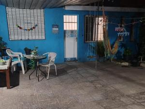 a room with a blue wall and a table and chairs at Apto independiente al fondo de casa familiar in Montevideo