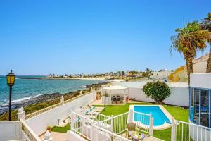 widok na plażę z balkonu domu w obiekcie Villa Magali Mar by Villa Plus w Corralejo