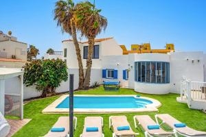 willa z basenem i leżakami w obiekcie Villa Magali Mar by Villa Plus w Corralejo