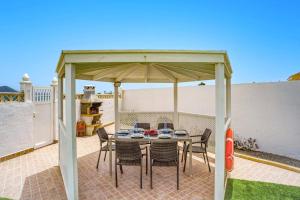 altana ze stołem i krzesłami na patio w obiekcie Villa Magali Mar by Villa Plus w Corralejo