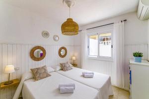biała sypialnia z dwoma łóżkami i oknem w obiekcie Villa Magali Mar by Villa Plus w Corralejo +18 zdjęć