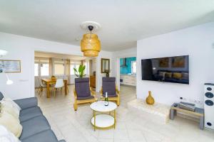 salon z kanapą i stołem w obiekcie Villa Magali Mar by Villa Plus w Corralejo
