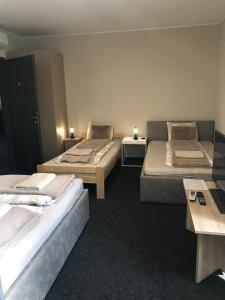 Łóżko lub łóżka w pokoju w obiekcie 4 hálószobás Pihenj Meg Vendégház