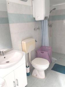 Un baño con un inodoro blanco y un lavabo. en Appartamento Mancaversa Centro, 200m mare, en Marina di Mancaversa