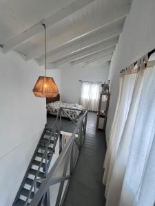 a room with a staircase and a lamp at Hospedaje LH primero C a 15 minutos del aeropuerto de Ezeiza in Ezeiza