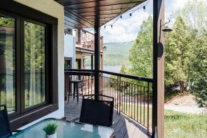- Balcón con mesa y vistas al lago en Beautiful Condo 3-Eleven at Tremblant, en Mont-Tremblant