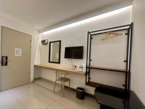 TV a/nebo společenská místnost v ubytování Mangrove Hotel Tawau