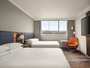 Postel nebo postele na pokoji v ubytování Glasgow Marriott Hotel