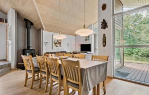 Μια τηλεόραση ή/και κέντρο ψυχαγωγίας στο 3 Bedroom Gorgeous Home In Ringkøbing