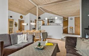 Η κουζίνα ή μικρή κουζίνα στο 3 Bedroom Gorgeous Home In Ringkøbing