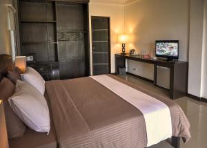 TV a/nebo společenská místnost v ubytování Alona Royal Palm Resort