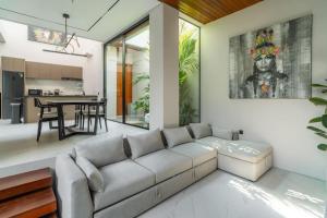 ein Wohnzimmer mit Couch und Küche in der Unterkunft Luxury Haven Stunning 2Br in Umalas Canggu in Kerobokan