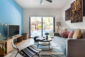 TV a/nebo společenská místnost v ubytování Casa de lujo Ka'an Maya acceso SwimUp a la piscina
