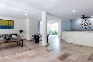 Televisyen dan/atau pusat hiburan di Casa de lujo Ka'an Maya acceso SwimUp a la piscina