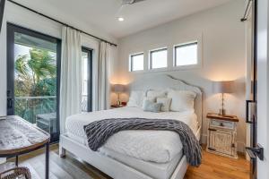 une chambre avec un lit blanc et un balcon dans l'établissement Luxe Beachfront WindMark Cottage with Deck!, à Highland View 23 autres photos