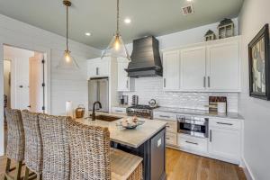 une cuisine avec des armoires blanches et un comptoir dans l'établissement Luxe Beachfront WindMark Cottage with Deck!, à Highland View