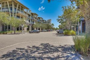 une rue pavée dans une ville avec des bâtiments dans l'établissement Luxe Beachfront WindMark Cottage with Deck!, à Highland View