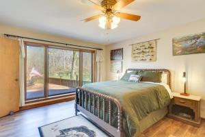 Heber SpringsRiverfront Retreat with Fire Pit Fish and Hike!的一间带床和大窗户的卧室