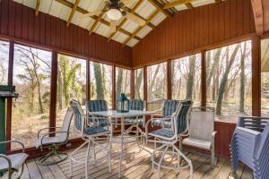 Heber SpringsRiverfront Retreat with Fire Pit Fish and Hike!的相册照片