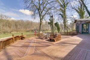 Heber SpringsRiverfront Retreat with Fire Pit Fish and Hike!的相册照片