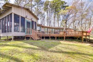 Riverfront Retreat with Fire Pit Fish and Hike!外面的花园