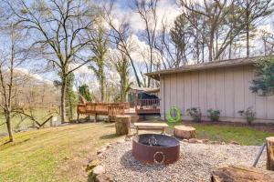 Riverfront Retreat with Fire Pit Fish and Hike!外面的花园