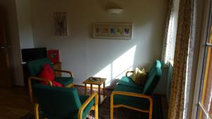 una sala de estar con sillas y una mesa en Appartement Scheibling, en St. Wolfgang