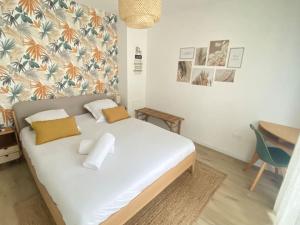 サン・トゥアンにあるRefuge Naturel au Cœur des Docks by So Homy - 1 Bed Room 4 PAXのベッドルーム(白いベッド、黄色い枕付)