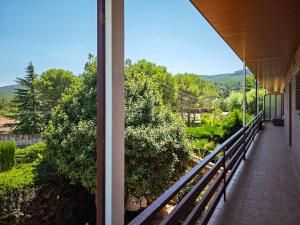 - un balcon avec vue dans l'établissement Espacio de paz, ideal para familias Villa Amalia, à Llacuna