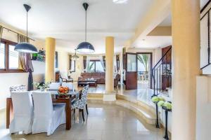 un grand salon avec une table et des chaises dans l'établissement Petrides Villa, à Argaka