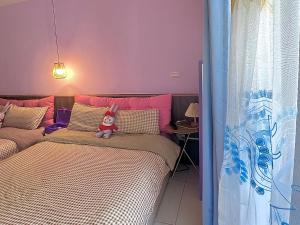 Postel nebo postele na pokoji v ubytování SKYPIEA Villa 空島民宿 宜蘭包棟民宿l電動麻將l烤肉BBQl聚會